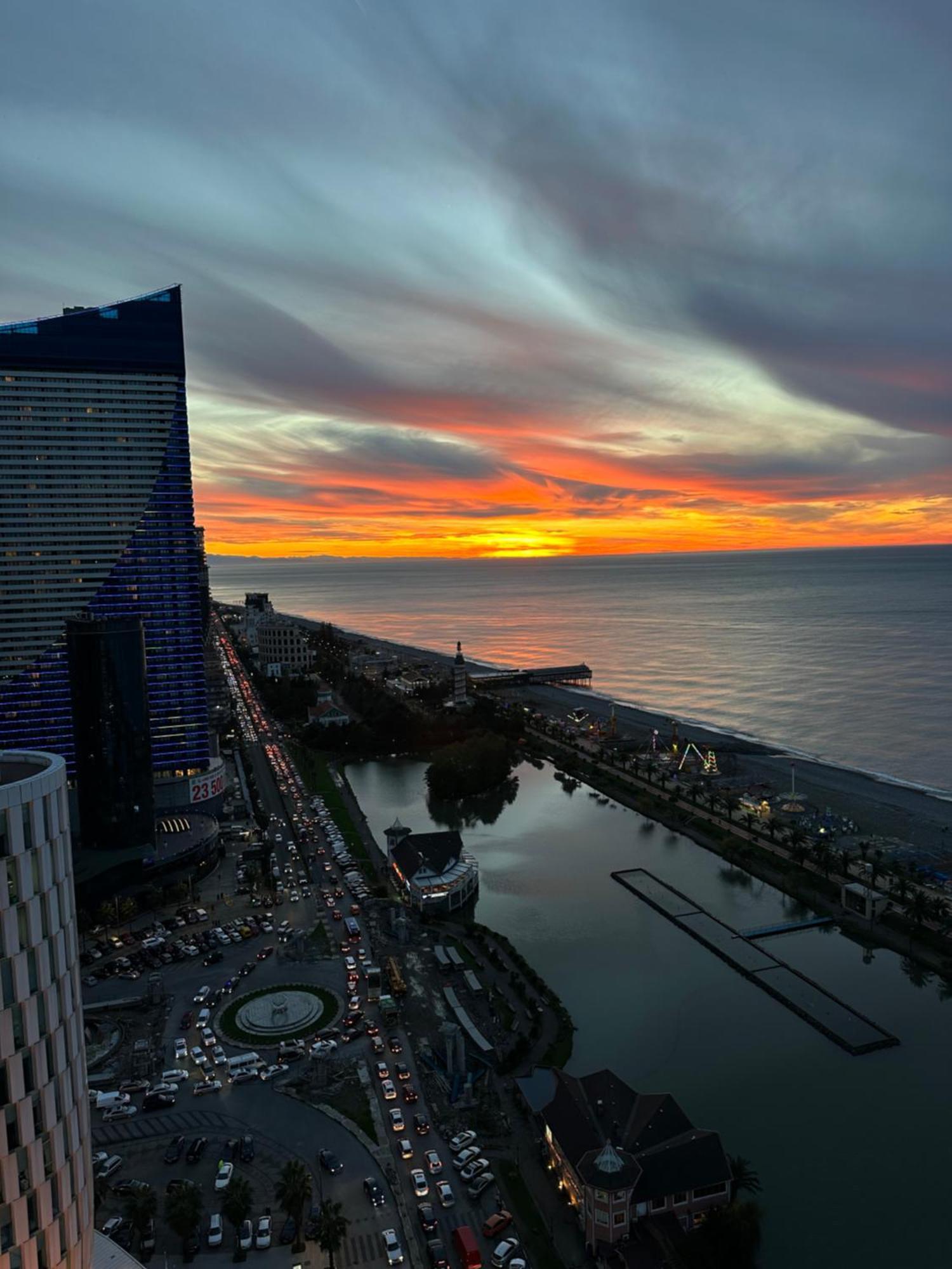 Black Sea Batumi Hotel Orbi City Bagian luar foto